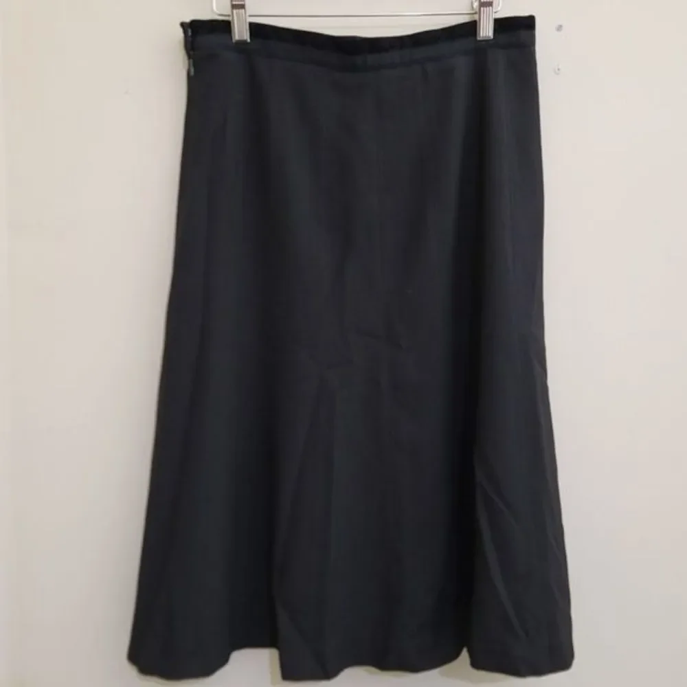 LIZ CLAIBORNE size 6 Flare Knee Length Black Skirt Velvet‎ Trim Zip Lined